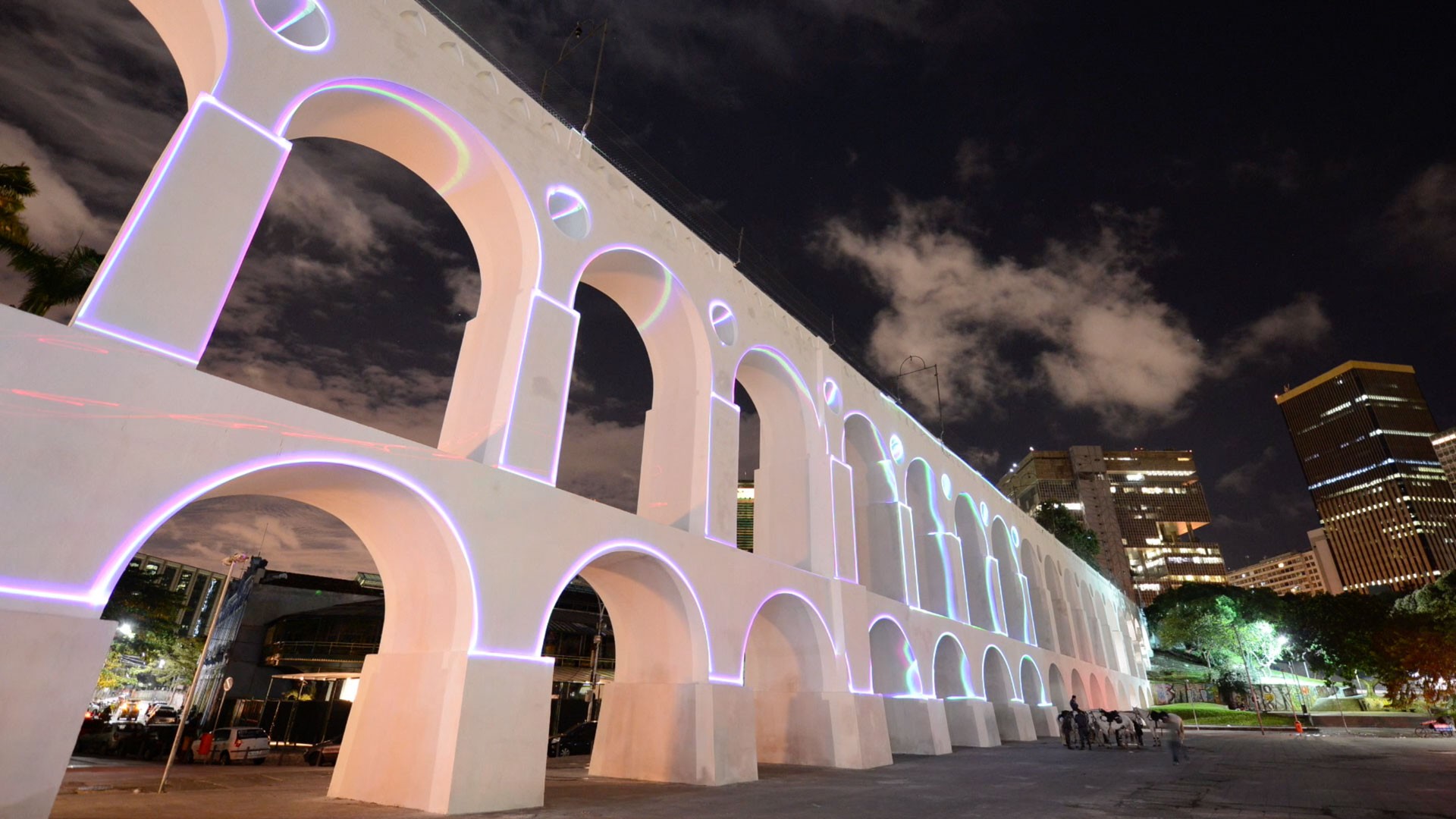 Passeio Noturno na Lapa: Os Arcos Iluminados e a Vida Carioca à Noite